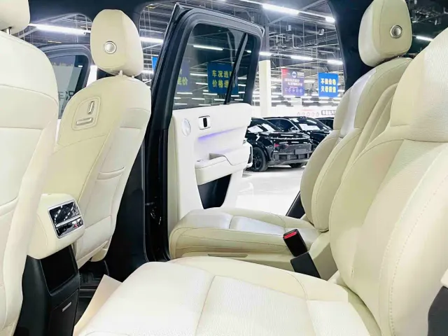 Li Auto L8 — Фото автомобиля 10