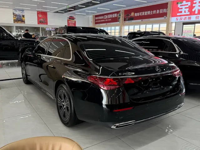 Mercedes-Benz E-Class — Фото автомобиля 4