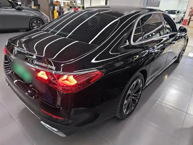 Mercedes-Benz E-Class — Фото автомобиля 6