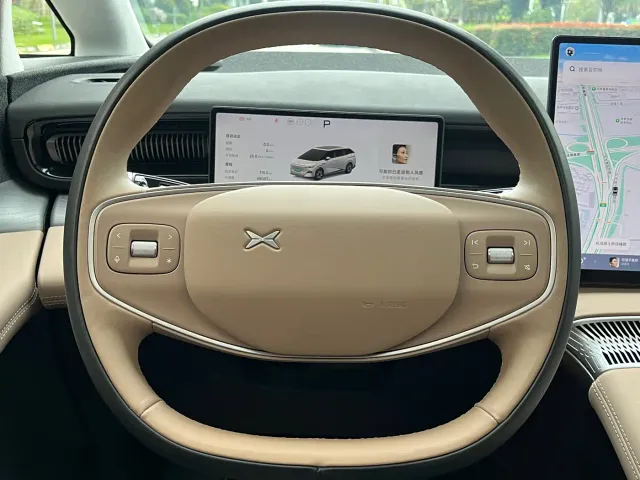Xpeng X9 — Фото автомобиля 11