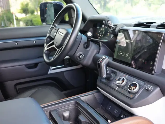 Land Rover Defender — Фото автомобиля 13