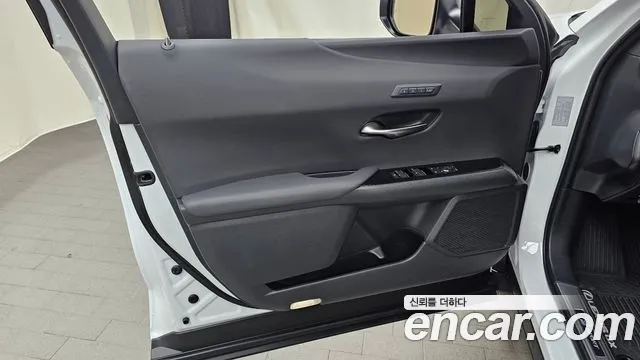 Lexus UX UX300h — Фото автомобиля 13