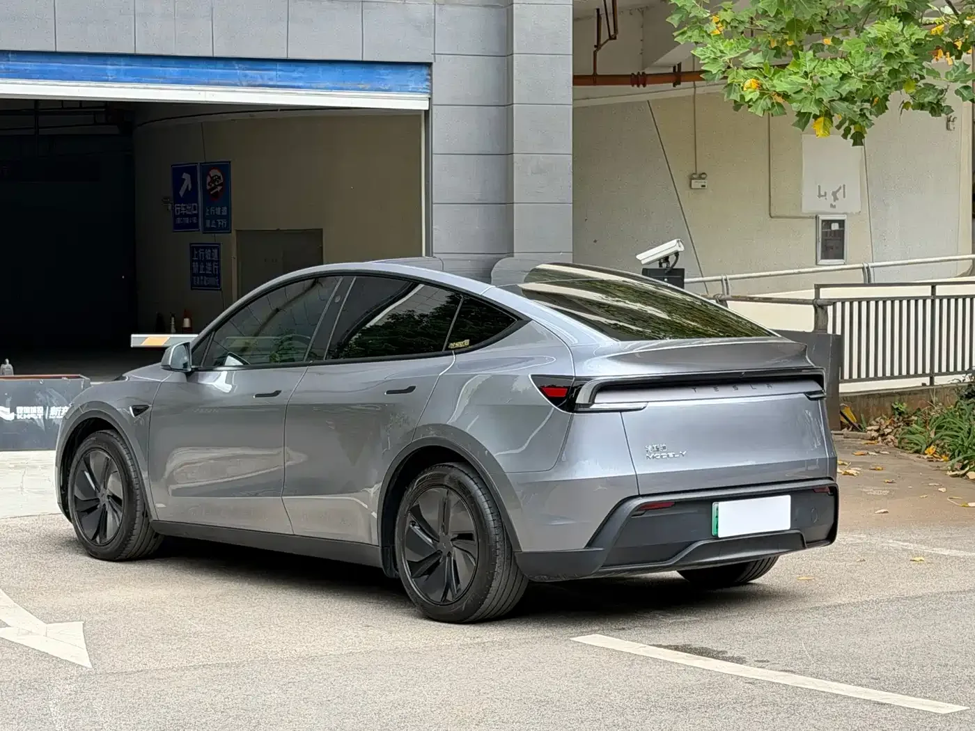 Tesla Model Y 2025 Rear-Wheel Drive — Фото автомобиля 5