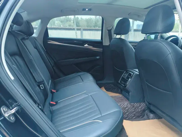 Volkswagen Passat — Фото автомобиля 12