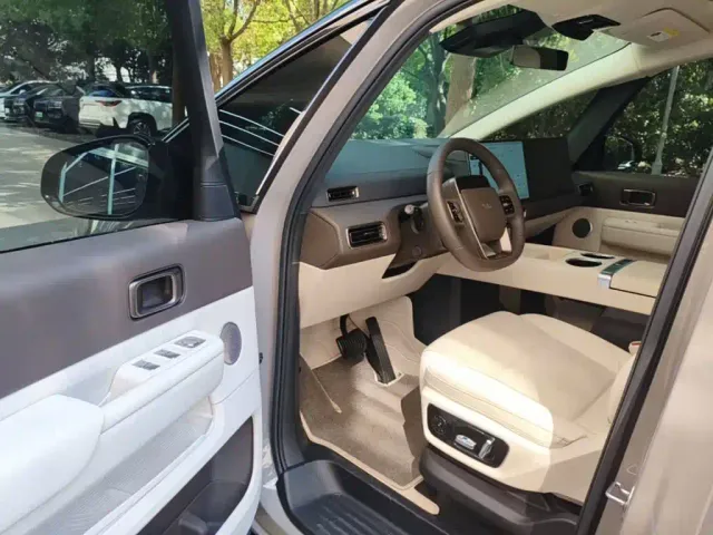 Li Auto MEGA — Фото автомобиля 15