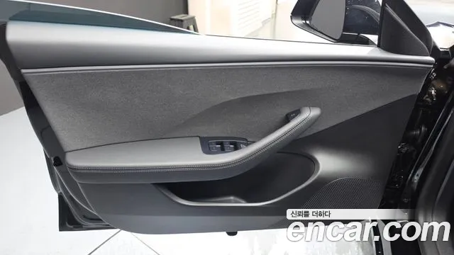 Tesla Model 3 — Фото автомобиля 24