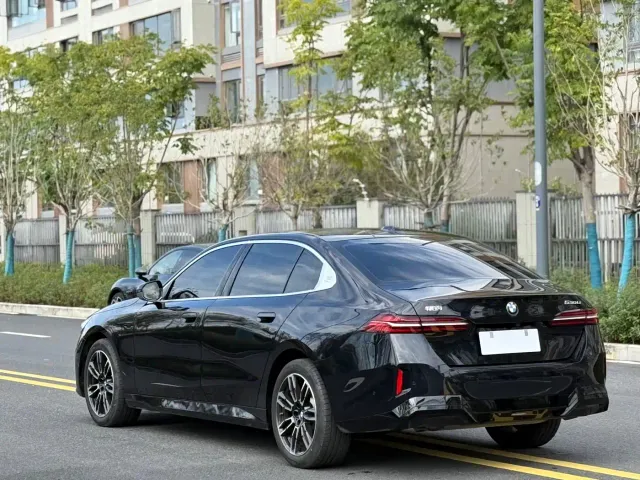 BMW 5 Series — Фото автомобиля 9