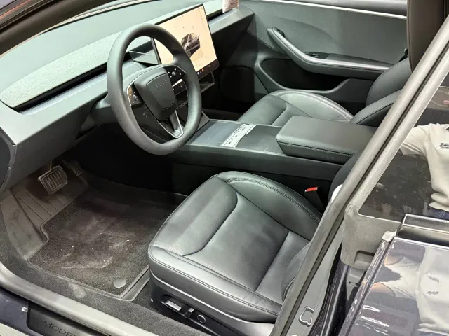 Tesla Model 3 — Фото автомобиля 9