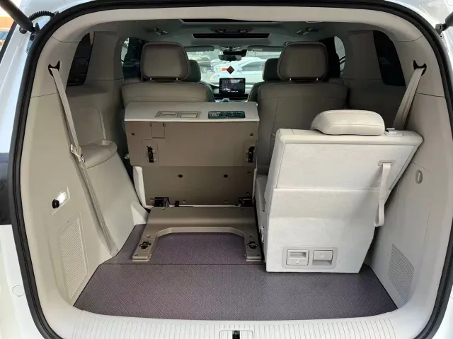 Roewe iMAX8 — Фото автомобиля 6