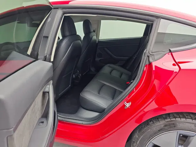 Tesla Model 3 — Фото автомобиля 13
