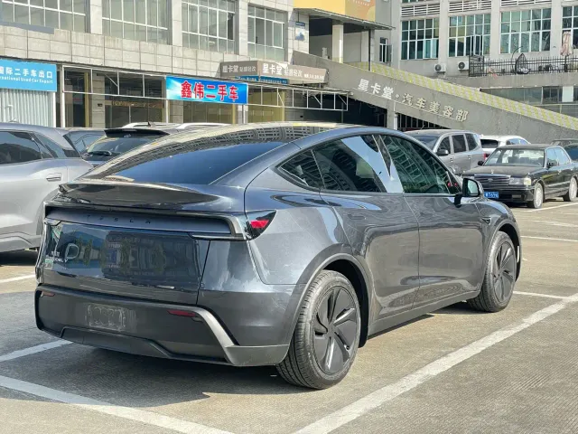 Tesla Model Y — Фото автомобиля 25