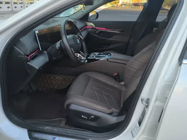 BMW 5 Series — Фото автомобиля 9