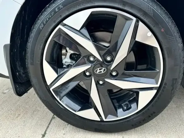 Hyundai Elantra 2022 1.5L CVT LUX Premium Edition — Фото автомобиля 21