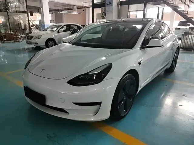 Фотография автомобиля — Tesla Model 3