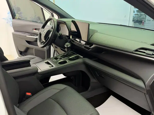 Toyota Sienna — Фото автомобиля 4
