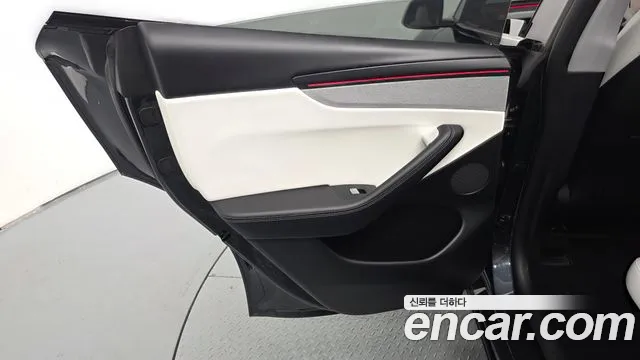 Tesla Model Y — Фото автомобиля 14
