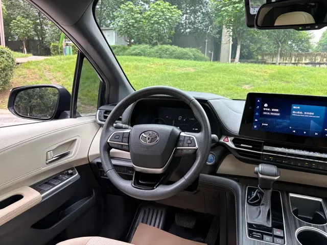 Toyota Sienna — Фото автомобиля 11