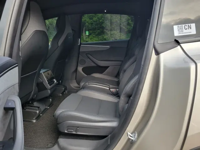 Tesla Model Y L 2025 Facelift Long Range AWD — Фото автомобиля 6