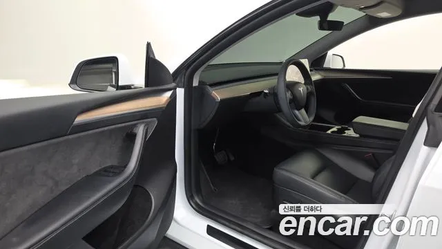 Tesla Model Y — Фото автомобиля 9