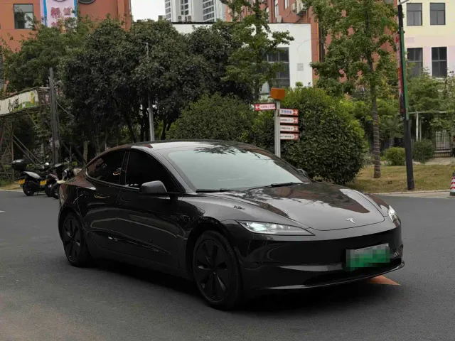 Tesla Model 3 — Фото автомобиля 3