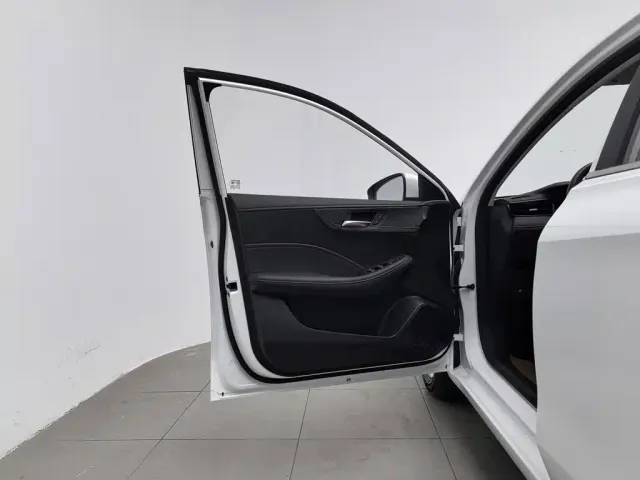 Roewe i5 — Фото автомобиля 8