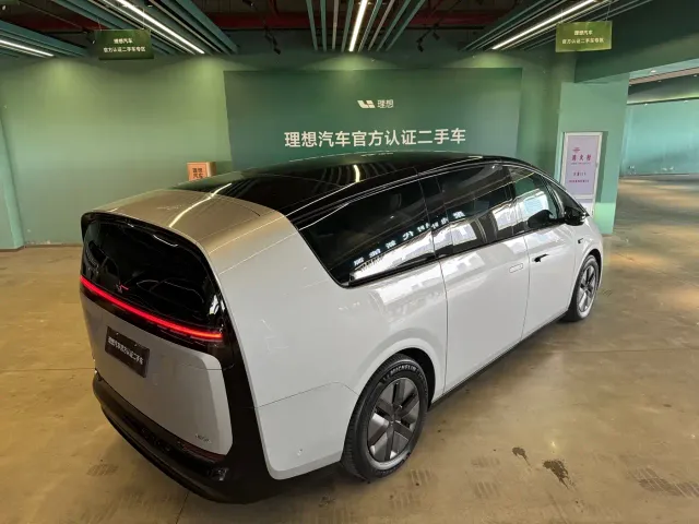 Li Auto MEGA — Фото автомобиля 4