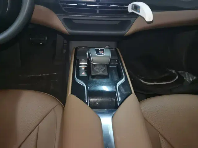 Hongqi E-QM5 — Фото автомобиля 13