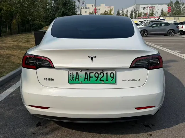 Tesla Model 3 — Фото автомобиля 10