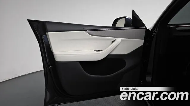 Tesla Model Y — Фото автомобиля 13
