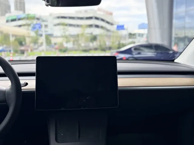 Tesla Model Y — Фото автомобиля 16