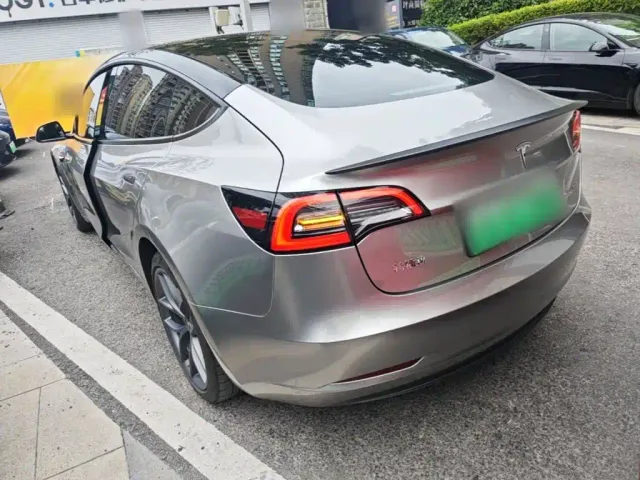 Tesla Model 3 — Фото автомобиля 22