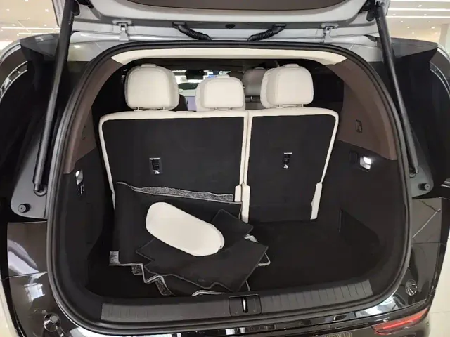 Li Auto MEGA — Фото автомобиля 18