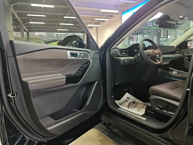 Ford Explorer — Фото автомобиля 4