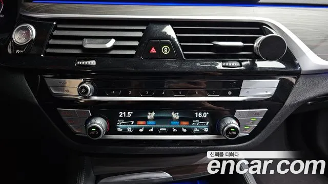 BMW 5 Series G30 — Фото автомобиля 24