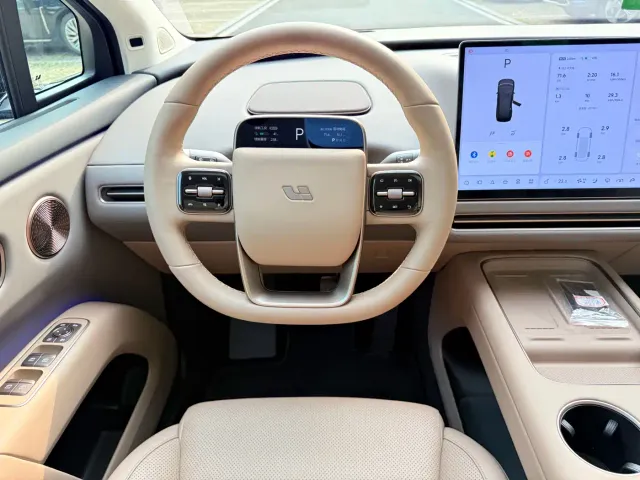 Li Auto i8 — Фото автомобиля 24