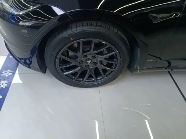Tesla Model 3 — Фото автомобиля 22
