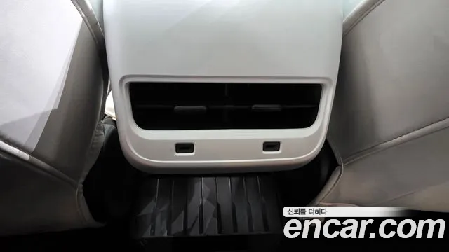 Tesla Model Y — Фото автомобиля 28