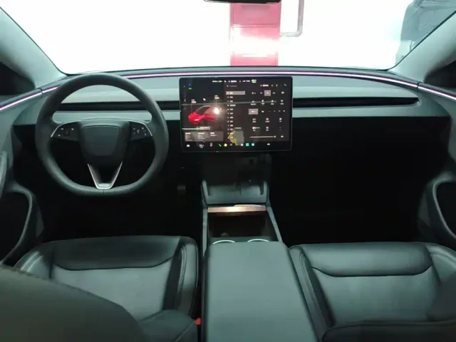 Tesla Model 3 — Фото автомобиля 9