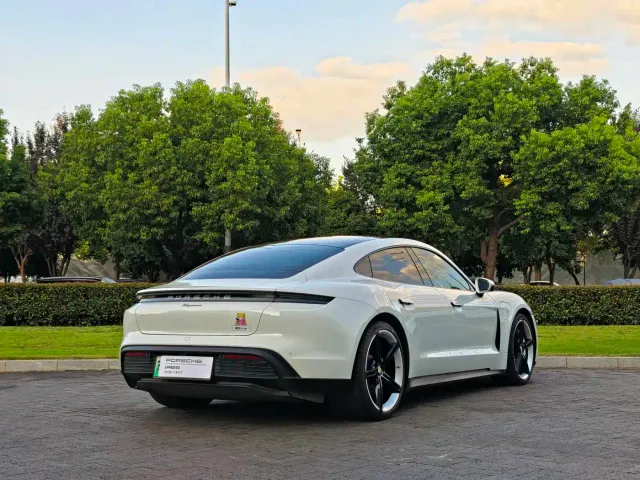 Porsche Taycan — Фото автомобиля 5