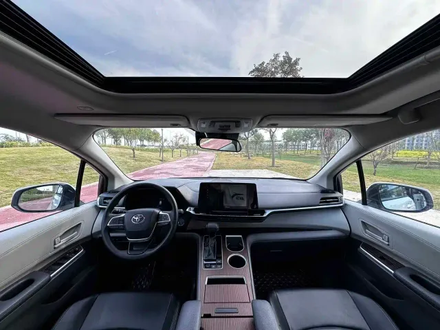 Toyota Sienna — Фото автомобиля 4