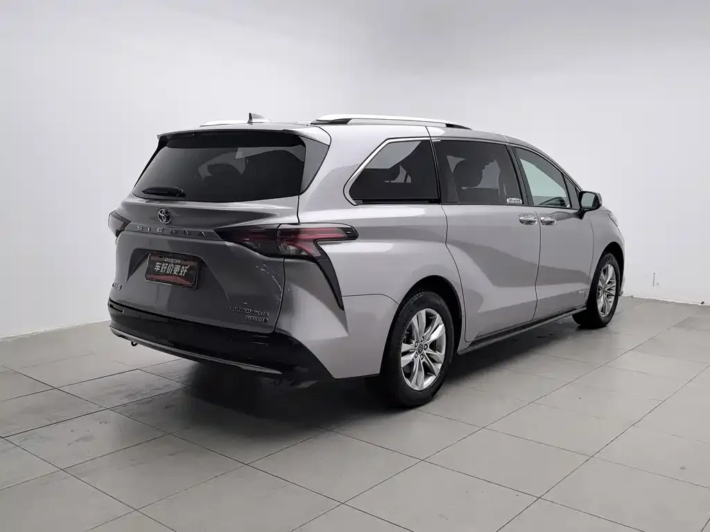 Toyota Toyota Sienna 2021 2.5L Hybrid Ultimate Edition — Фото автомобиля 2