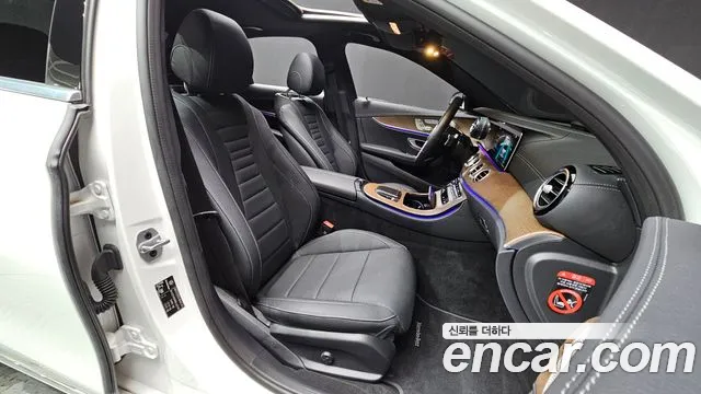 Mercedes-Benz E-Class — Фото автомобиля 23