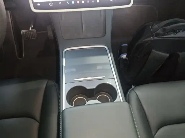 Tesla Model Y — Фото автомобиля 9