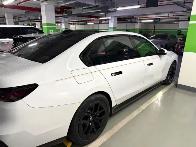 BMW i7 — Фото автомобиля 4