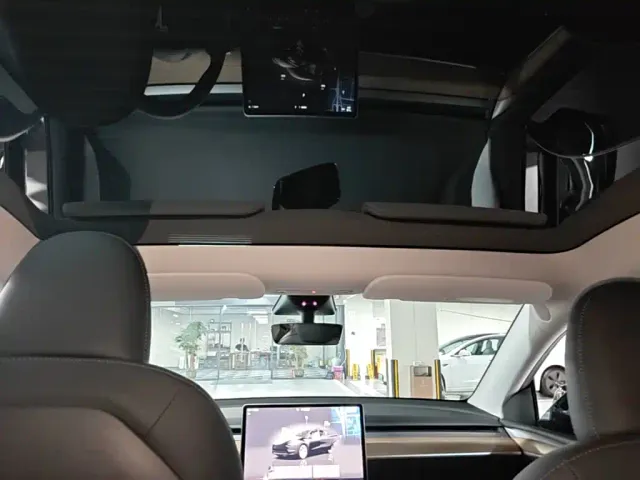 Tesla Model Y — Фото автомобиля 17