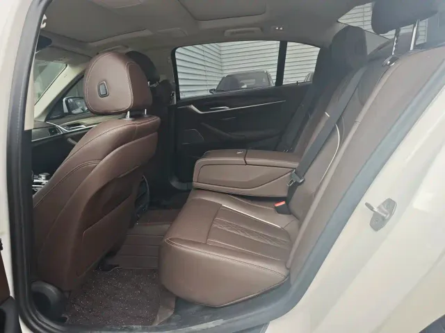 BMW 5 Series — Фото автомобиля 8
