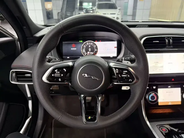 Jaguar XEL — Фото автомобиля 7