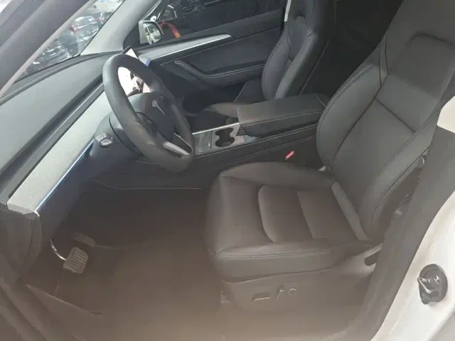 Tesla Model Y — Фото автомобиля 14