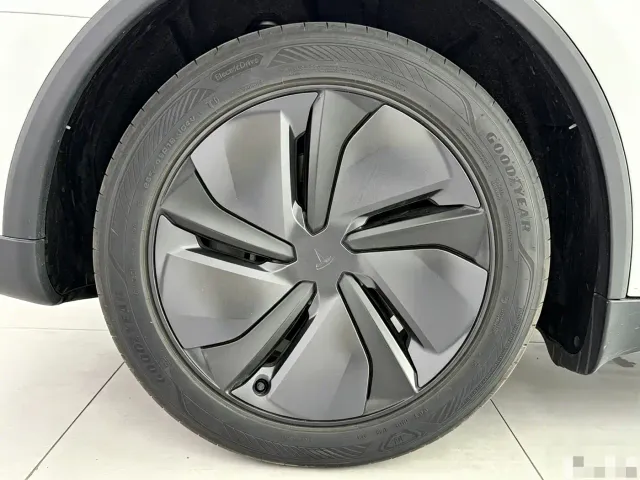 Tesla Model Y — Фото автомобиля 23