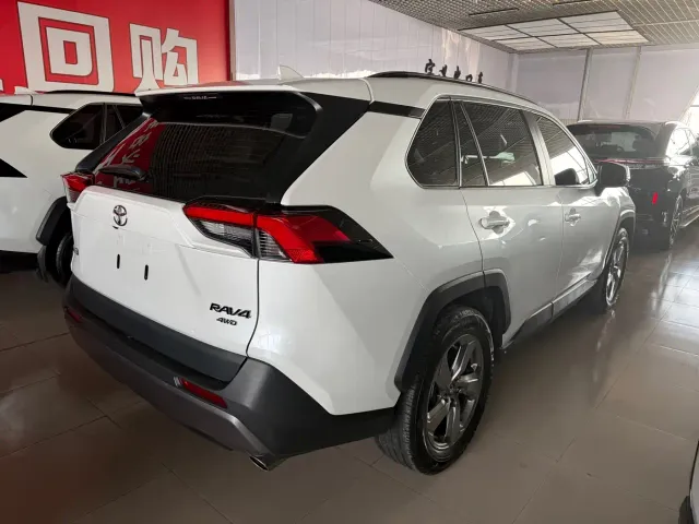 Toyota RAV4 — Фото автомобиля 11